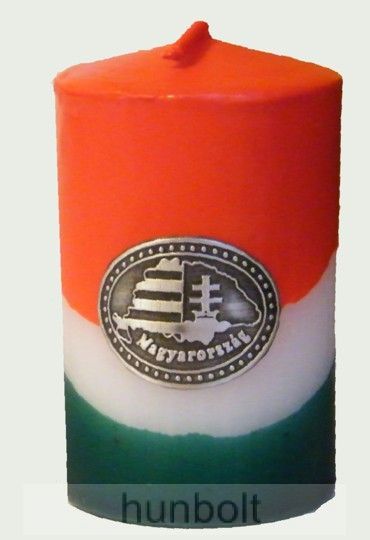 Nemzeti színű henger gyertya 10 cm, Nagy-Magyarország ónmatricával(3,2x4 cm) Nemzeti színű henger gyertya 10 cm, Nagy-Magyarország ónmatricával(3,2x4 cm)
