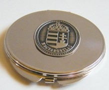 Kerek fényes tükör ón koszorús címer matricával, átmérő 7cm Kerek fényes tükör ón koszorús címer matricával, átmérő 7cm