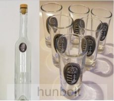Különböző ón címkés hosszú pálinkás üveg,  6db ón címkés pálnikás pohárral 
