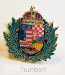 Koszorús középcímeres bőrlábas sapkajelvény 33x35 mm