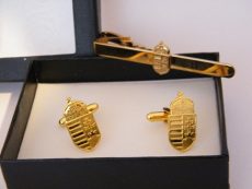 Arany színű címeres mandzsettagomb és nyakkendő csipesz díszdobozban