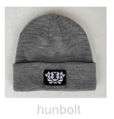 Kötött HARCOS sapkák- Világos szürke pajzs hímzéssel