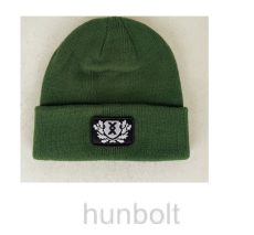 Kötött HARCOS sapkák- zöld pajzs hímzéssel 