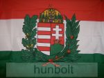   Nemzeti színű koszorús címeres zászló (45x28 cm) műanyag rúddal