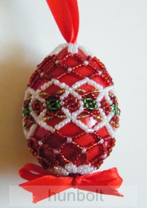 Image of Piros színű, gyöngyökkel díszített műanyag tojás