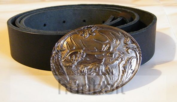 Image of Ovális ezüst szarvas és szarvasfej, ezüst háttérrel övcsat bőrszíjjal