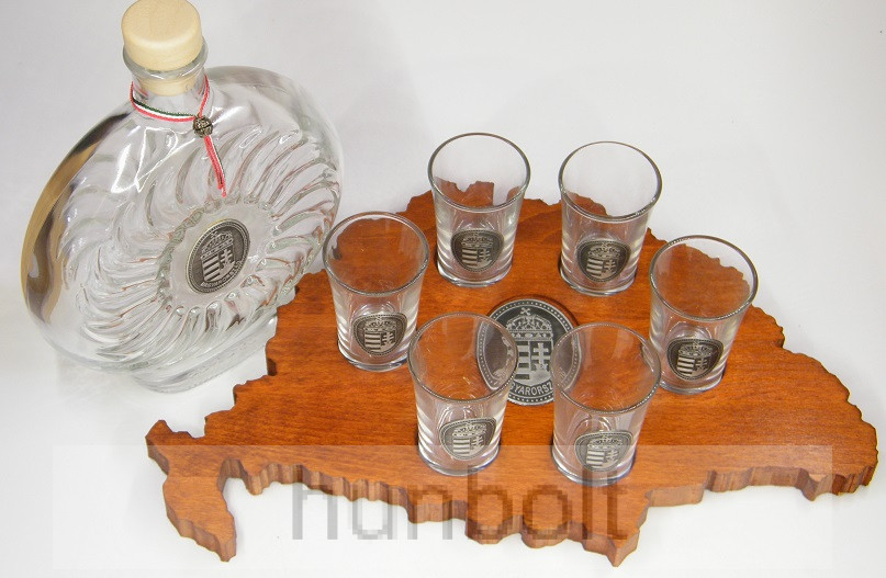 Image of Faragott Nagy-Magyarország pálinka kínáló kulaccsal és pohárral
